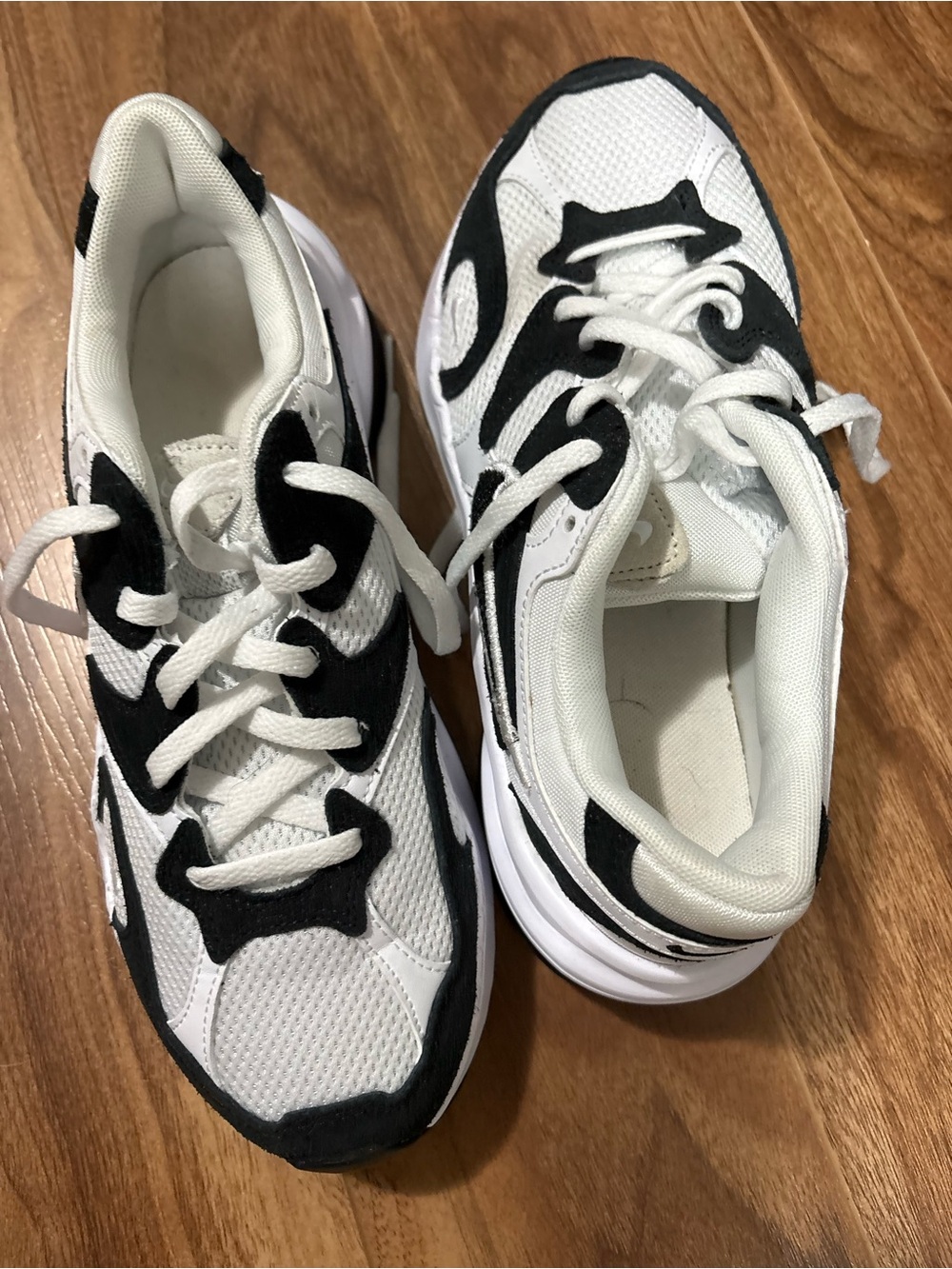 Nike White and Black Women's Athletic Sneakers